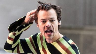 Imagem mostra o cantor Harry Styles puxando o cabelo molhando para trás e expondo sua calvície