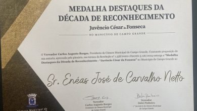 Vereador Delei Pinheiro entrega medalha de reconhecimento para Enéas José de Carvalho Netto
