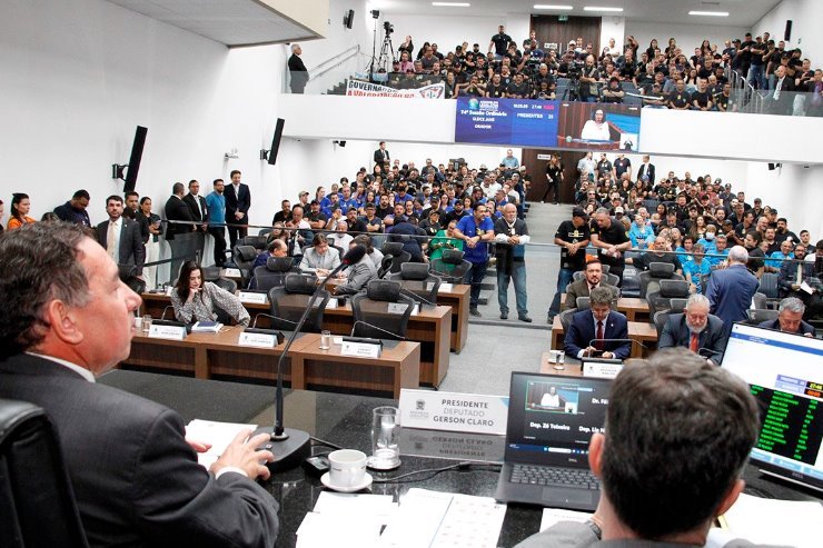 Com plenário lotado de policiais e aposentados, ALEMS articula avanços aos servidores