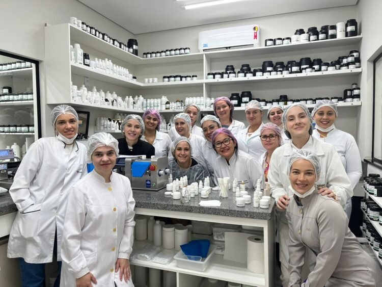 Pós-Graduação em Estética da UNIGRAN realiza visita técnica com experiência sensorial na cosmetologia