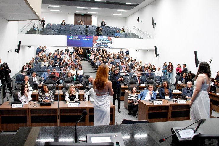 Teatro que rememora mulheres vítimas de feminicídio emociona plateia na ALEMS